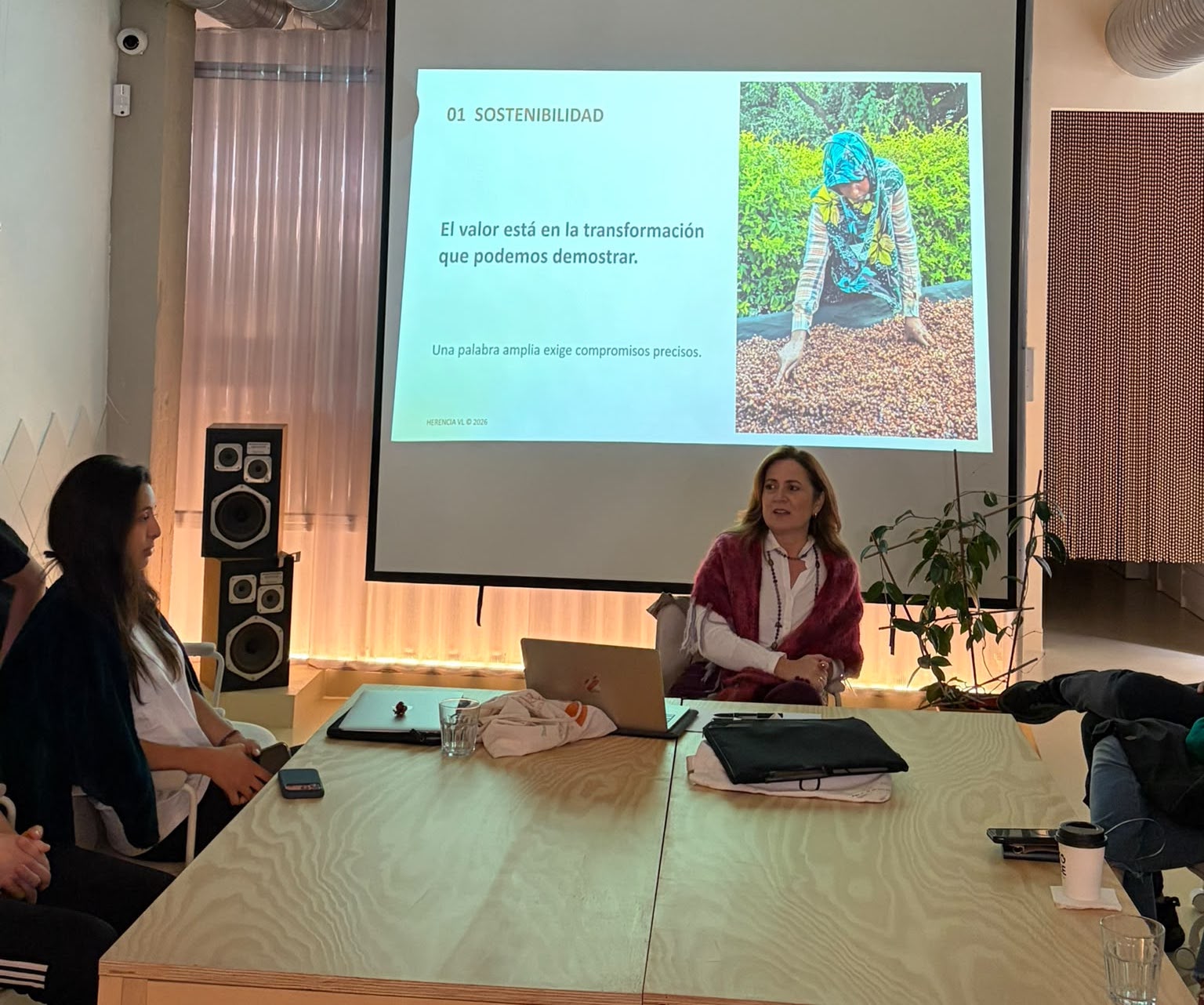 Adriana Mejia Cuartas presenta la sesión sobre sostenibilidad